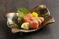 国産昆布と鰹の旨みがきいた特製たれに良質な原卵を漬け込みました。辛さの中にまろやかで優しい風味が引き立ちます。生と炙りの盛り合わせで。