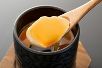 華味卵を贅沢に使用したクリーミーな手作りプリンです。とろける食感と濃厚な味わい。