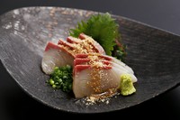 新鮮なカンパチと風味豊かな胡麻ダレ、さっぱりとした味わいで食欲をそそる博多の郷土料理です。