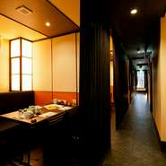 落ち着いた雰囲気のソファー席の個室や、テーブル席の個室など様々な雰囲気の個室をご用意致しております。