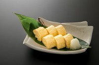 新鮮なカンパチと風味豊かな胡麻ダレ、さっぱりとした味わいで食欲をそそる博多の郷土料理です。