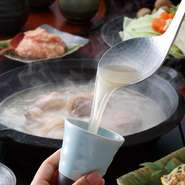 まずスープを味わいます。創業者が鶏骨の鮮度、部位、量、そしてスープを炊き出すための水、温度、時間、全てにおいて独自の製法を造り上げ、この凝縮された雫へと辿り着きました。極上のスープで至福のひとときを。