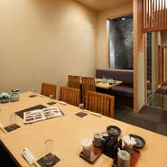 落ち着いた雰囲気のソファー席の個室や、テーブル席の個室など様々な雰囲気の個室をご用意致しております。