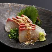 新鮮なカンパチと風味豊かな胡麻ダレ、さっぱりとした味わいで食欲をそそる博多の郷土料理です。