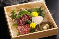 新鮮な馬肉を厳選。臭みのないしっとりとした肉質、甘味のある味わいは絶品です。