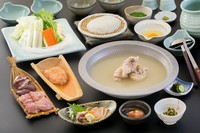 じっくり炊き出した濃厚な鶏ガラスープは具材を煮込むほどに旨味が溶け出し、より滋味深い味わいへと変化します。旨味と適度な弾力のある華味鳥の鶏肉を、創業者こだわりのオリジナルぽん酢でお楽しみ下さい。