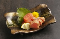 国産昆布と鰹の旨みがきいた特製たれに良質な原卵を漬け込みました。辛さの中にまろやかで優しい風味が引き立ちます。生と炙りの盛り合わせで。
