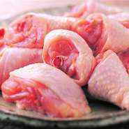 開放鶏舎で海藻やハーブ、ぶどうの絞り粕や木酢液等と、腸内環境を整える飼料で健康的に飼育。もも肉は華やかなピンク色である事から「華味鳥」と名付けられました。鶏肉の臭みが抑えられ、旨みと歯応えを感じます。