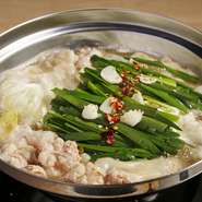 ベーシックな醤油もつ鍋！追加食材を入れてさらにうまさを引き出してあげてください！