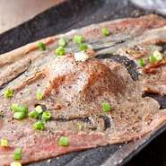 バル肉寿司の看板寿司！　インパクト抜群の国産牛のリブロースを大胆に1枚乗せました。豪快にバーナーで炙ると良質な肉の脂がじんわり…さらに舌の上で柔らかく溶けていく…この幸福な体感をぜひご体験ください。
