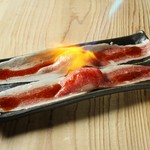 焼肉でも人気のネタを肉寿司に。