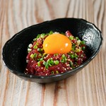 肉刺しメニューの鉄板、
馬のユッケは一級品！