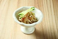 ピリッとした辛さの茎わさびと、
ポン酢で召し上がれ