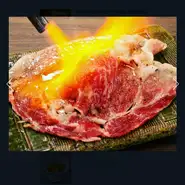 肉寿司といったらこれ！　大判のさしとろを贅沢に！　目の前で炙るパフォーマンスも◎