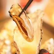 牡蠣の旨味をダイレクトに味わえる蒸し牡蠣の他、牡蠣を使用した料理も自慢。