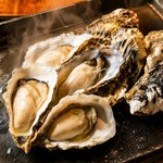 当店名物の蒸し牡蠣・カキフライが食べ放題です。
期間限定ですので早いもの勝ちですよ。


