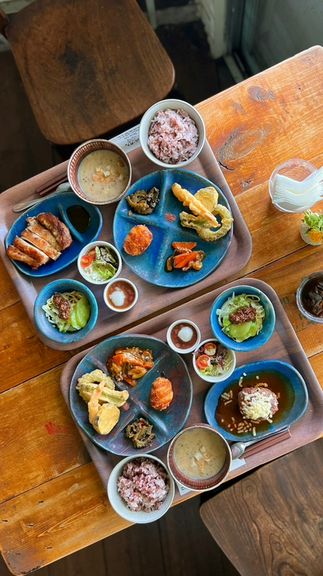 豚肉、牛肉、野菜など、沖縄県産の地場食材にこだわりあり