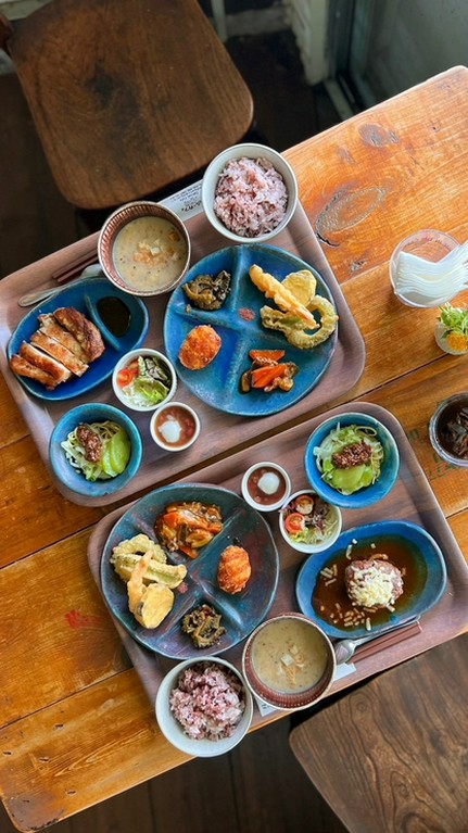 豚肉、牛肉、野菜など、沖縄県産の地場食材にこだわりあり