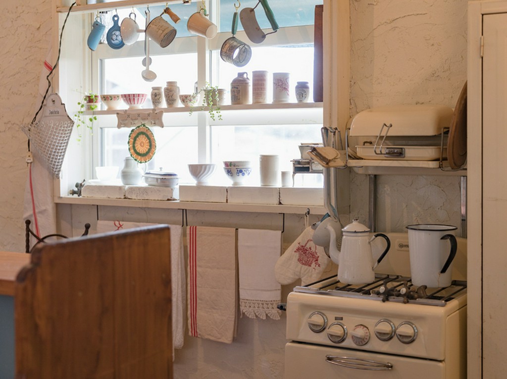 アンティーク家具や雑貨に囲まれて、非日常の時間を楽しんで