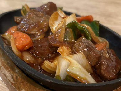 お肉も野菜もたっぷり楽しむ、沖縄らしい逸品『チャップステーキ』
