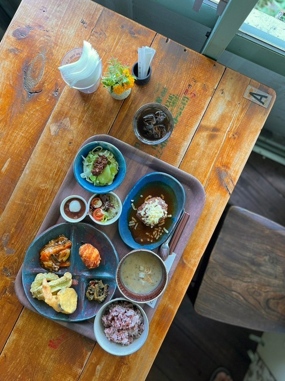 豚肉、牛肉、野菜など、目で見て選んだ旬の県産食材