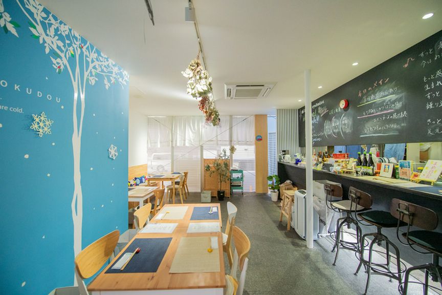 お店に入ったら、まず厨房上部にある黒板のメッセージに注目!