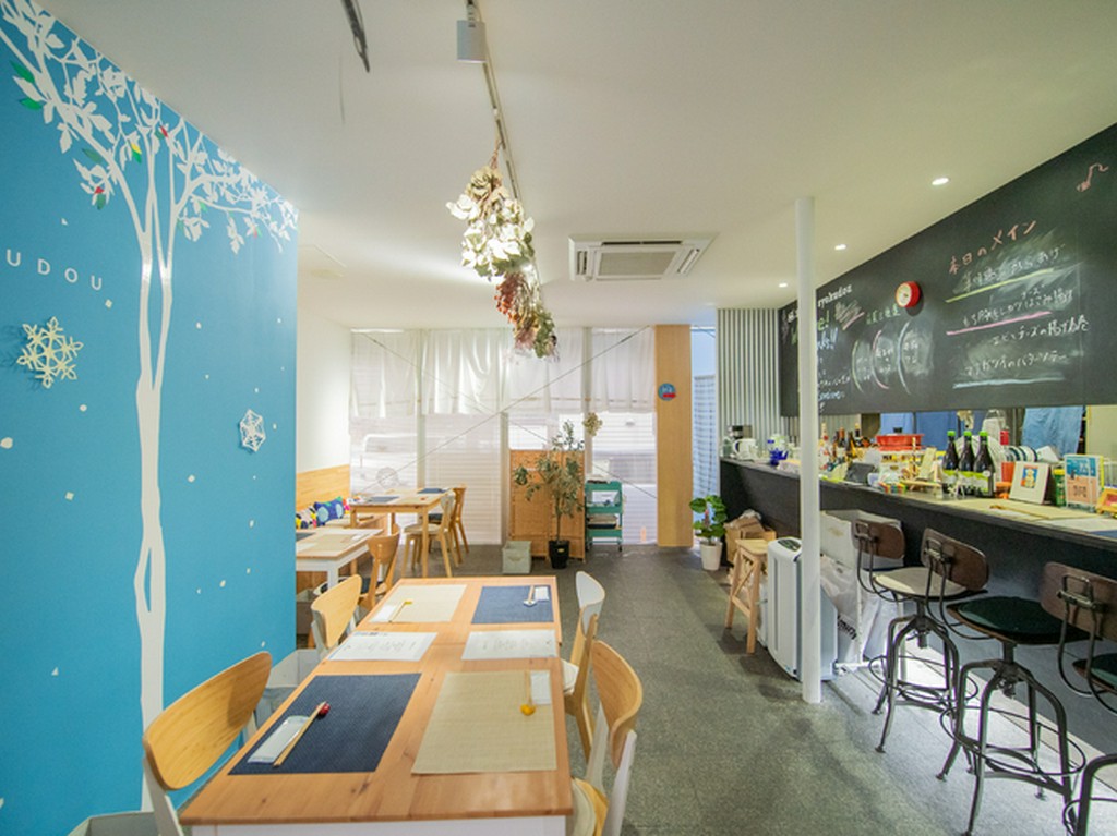 お店に入ったら、まず厨房上部にある黒板のメッセージに注目！