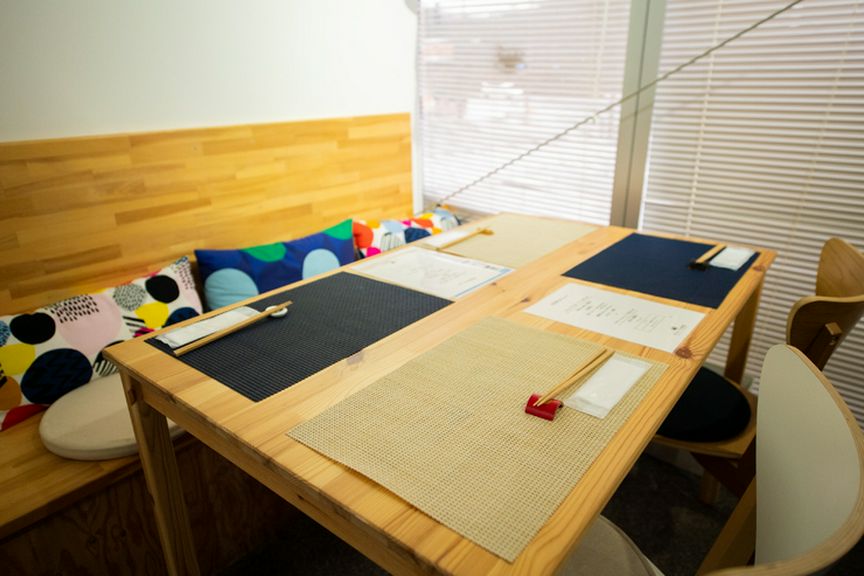 暖かでナチュラルな風合いのランチョンマットと木質のテーブル