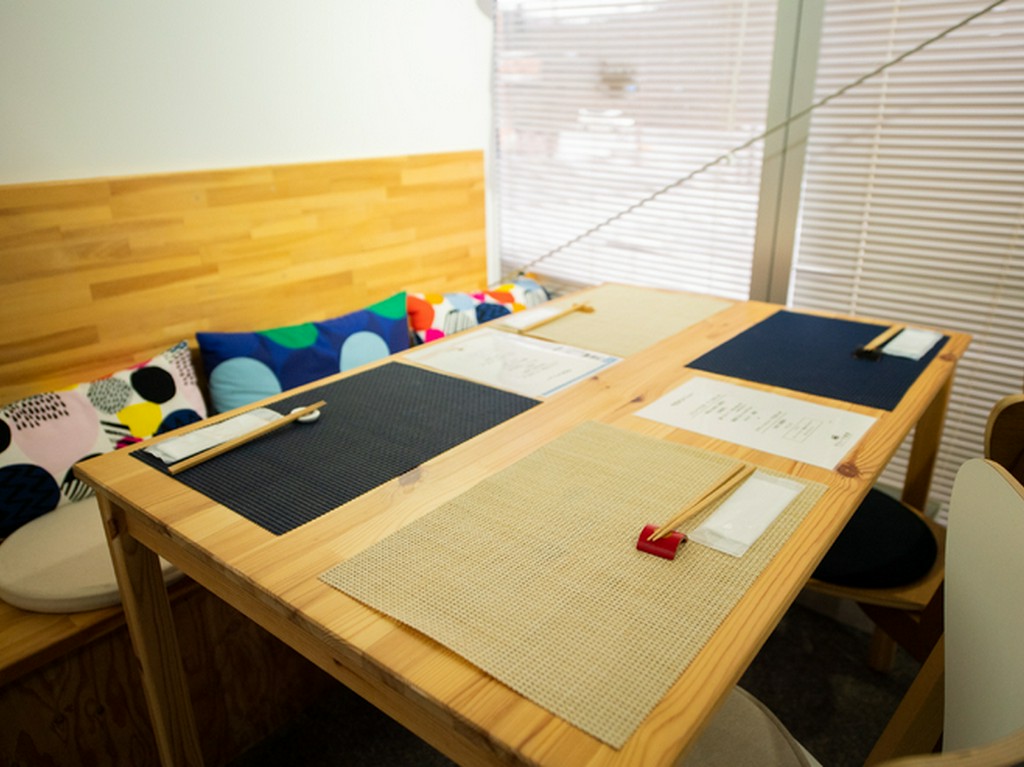 暖かでナチュラルな風合いのランチョンマットと木質のテーブル