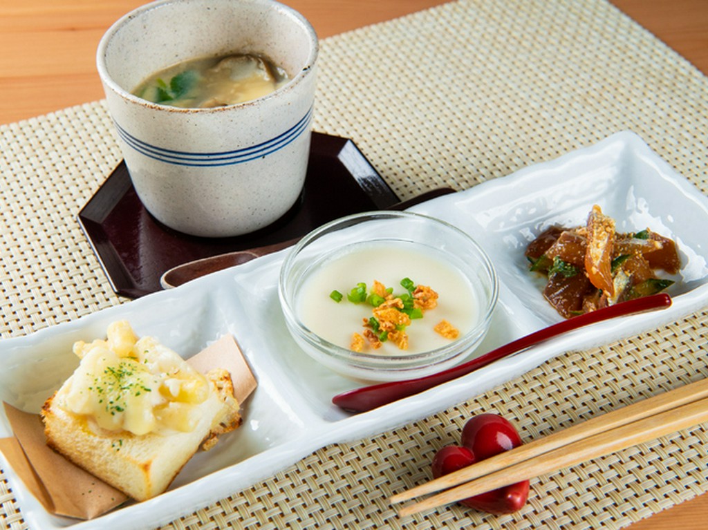 プチ・コース料理のような風情さえ感じさせる一品ずつ手のこんだ『前菜三種盛り』と『茶碗蒸し』