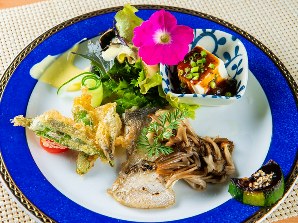 アラカルトなのに付け合せの域を超えた豪華な内容に思わずインスタ！『マナガツオときのこのバターソテー』