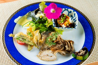 アラカルトなのに付け合せの域を超えた豪華な内容に思わずインスタ！『マナガツオときのこのバターソテー』