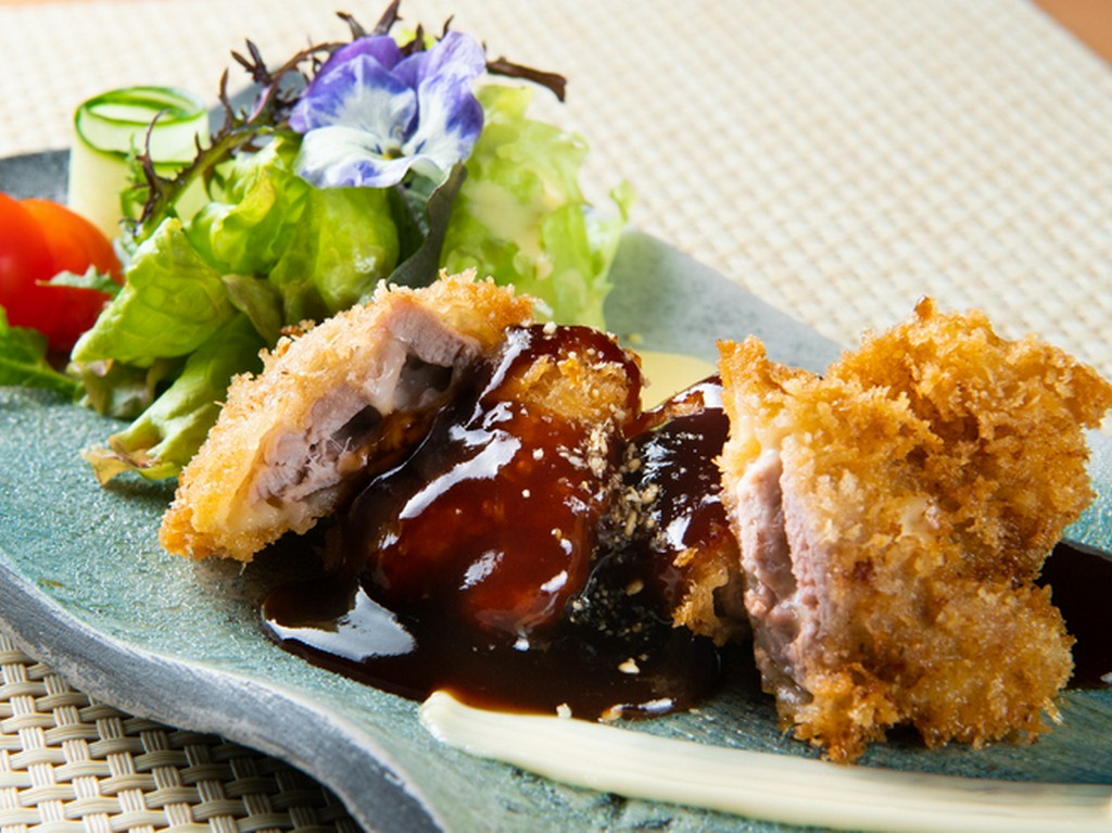 器にもこだわりが。この日の“豚”料理のメインは『もち豚ヒレカツ・ラクレットはさみ揚げ』