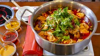 食材や、調味料は本場中国から取り寄せたものを使用。本格的な薬膳スープ火鍋はそのまま食べるのはもちろん、自家製のソースを17種類用意しておりますので、味変もお愉しみください。