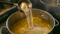 牛骨で取ったスープの特徴は、さっぱりとした口当たりの中に残る鮮やかなコクです。牛の骨と薬膳を4～5時間煮込んで作ったもの。『世界一辛い』と称される重慶火鍋ですが、辛いだけではなく味の奥深さの秘密を◎

