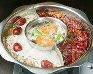 本格薬膳スープの火鍋が3つ同時に味わえる看板メニューです。ラム肉、牛肉、豚肉、鶏肉から選べ、野菜も食べ放題です。
90分ラストオーダーとなります。