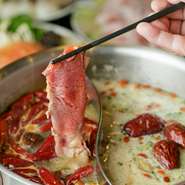 一番人気は、火鍋はもちろん、42種類の中華一品料理も食べ放題になる、2,980円のコース◎火鍋のお肉は、豚・牛・鶏・ラムの中から・お野菜はバイキング方式でそれぞれ食べ放題！