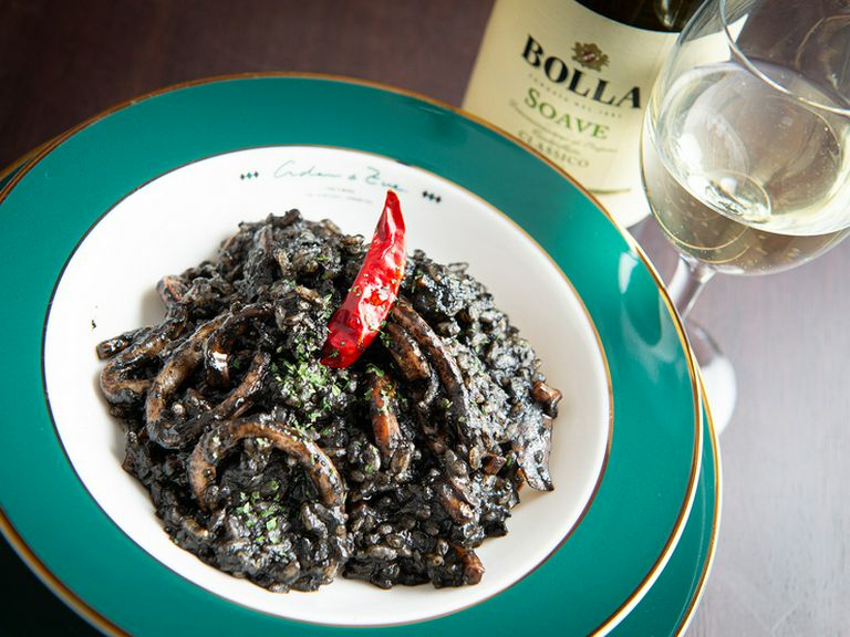 アンチョビとイカの風味を存分に満喫できる『イカスミリゾット』