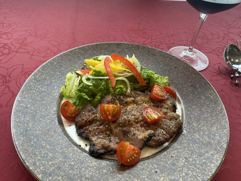 豚本来の旨みをまっすぐに堪能『ホエー豚肩ロースの網焼き』