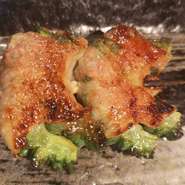 沖縄の名産品である、ゴーヤを豚バラで巻いて備長炭で焼き上げた一品。豚バラからでる甘味ある油がゴーヤのくせや苦味を抑えて、ゴーヤの美味しさが際立つ味わいです。