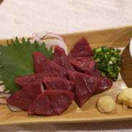 地元で老舗のお肉屋さんから捌きたてで直送された新鮮な馬の赤身を使用。臭みが全くなく、薬味とともに、馬刺し用の油で頂けます。

