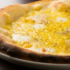 ピザ　クワトロフォルマッジ