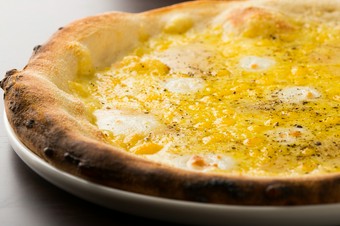 ピザ　クワトロフォルマッジ