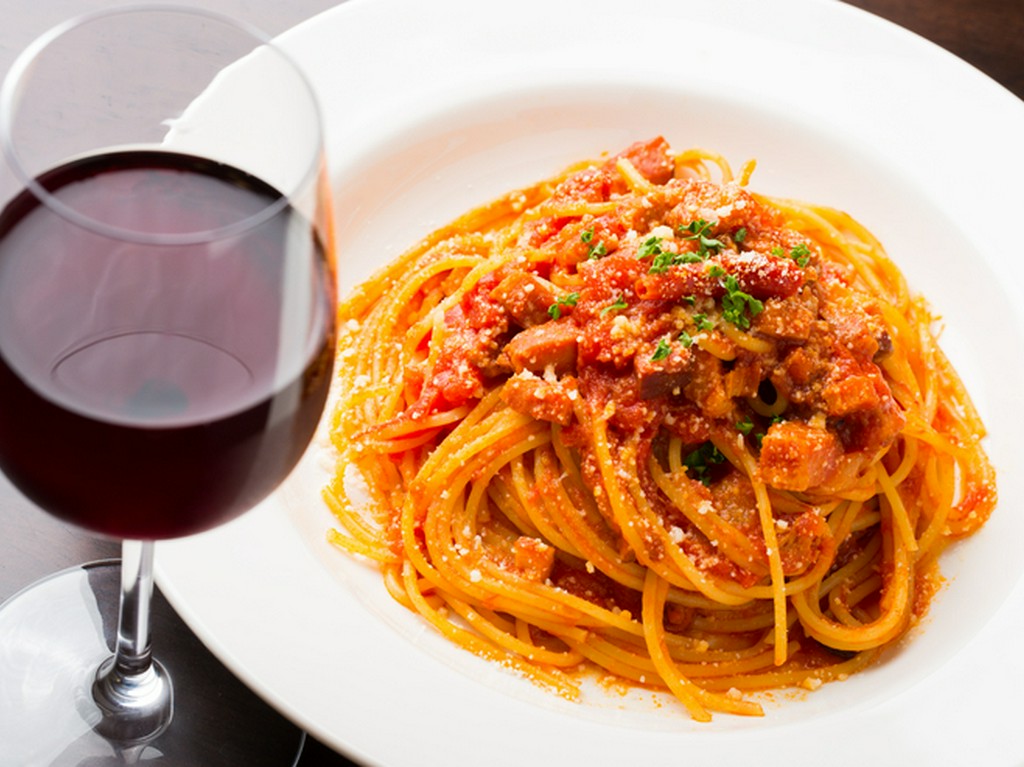 アマトリチャーナ（ベーコンと玉ネギのトマトソース）