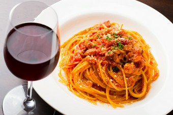 アマトリチャーナ（ベーコンと玉ネギのトマトソース）