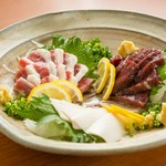 赤身、ふたえご（バラ）、たてがみの3種盛りです
