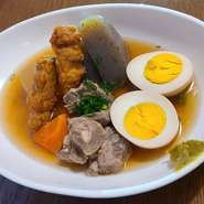 牛すじから取った出汁をベースにかつお節と鶏の出し汁をブレンドして、塩を加えたあっさりとしたおでん。素材の味を活かした出汁に仕上げており、種だけでなく、出汁も楽しんで頂きたい一品です。