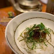 甘辛く煮込んだ手作りじゃこをご飯にのせました。出汁と共にご提供しておりますので、最後はお茶漬けとしてどうぞ。