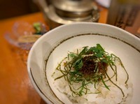 甘辛く煮込んだ手作りじゃこをご飯にのせました。出汁と共にご提供しておりますので、最後はお茶漬けとしてどうぞ。