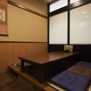 控えめな明るさの照明で、くつろげる空間を演出しています。落ち着いた雰囲気の中で、ゆっくり会話に集中できるので、“ここぞという時の勝負のかかった接待”にもオススメです。